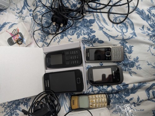 Several vintage mobile phones - several,