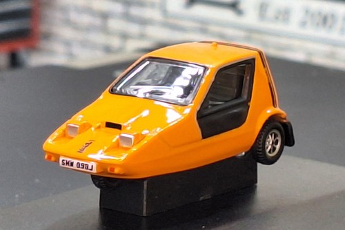 Bond bug orange - bond, scale