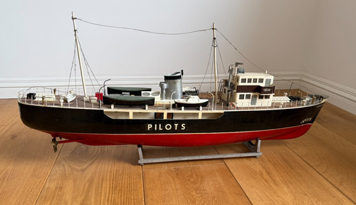 Large vintage model pilot - large,