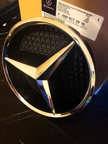 Front emblem grille star - front,