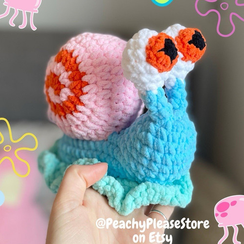Gary underwater snail crochet - underwater,
