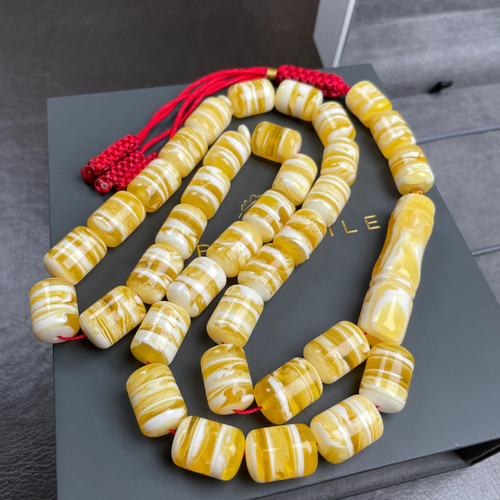 White pressed amber - white,