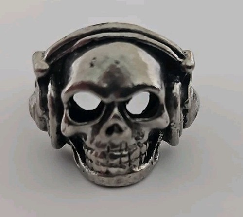 Thick skull with - skull, headphones