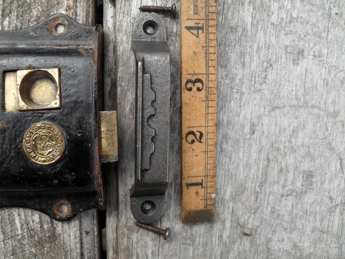 Antique style rim lock keep