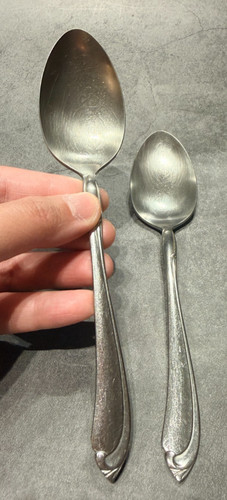 Oneida chateau spoons - 2x,