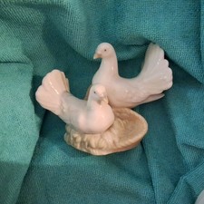 A BEAUTIFUL PAIR OF WHITE PORCELAIN DOVES IN EXQUISITE CONDITION