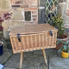 Large wicker hamper with - hamper, lid