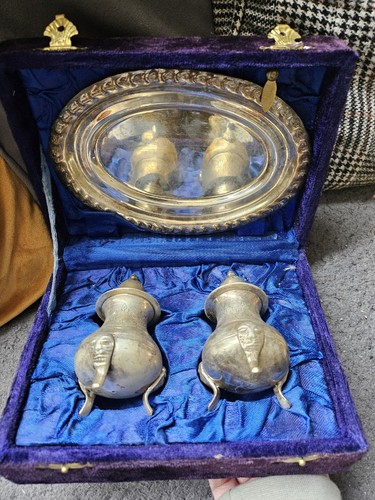 Salt and pepper - and, set
