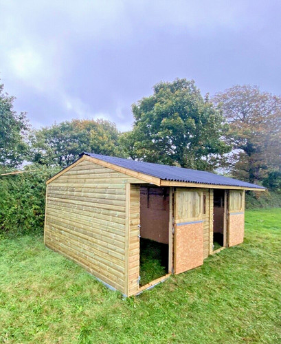 12ft 20ft wooden stables - x,