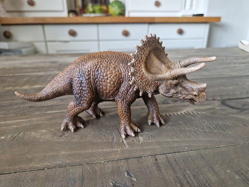 Schleich triceratops dinosaur - triceratops,