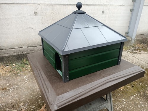 Floating duck house made - floating,