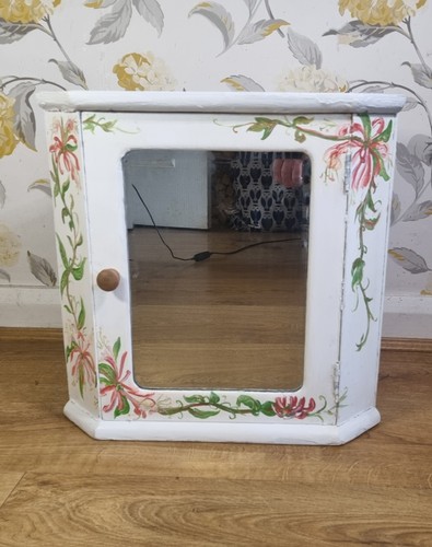 Small white wooden vintage - wooden,