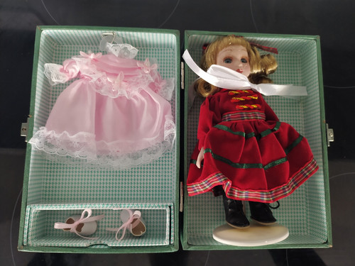 Doll case trunk with - 7", case/trunk