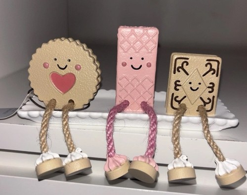 Next three biscuit friends - next,