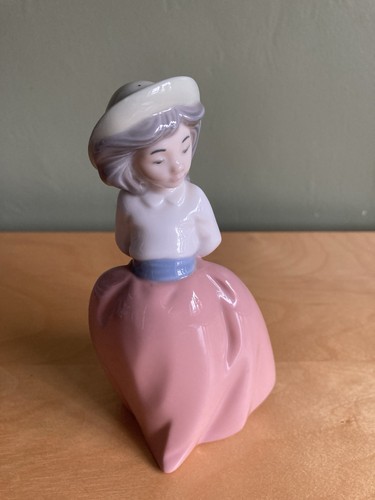 Nao girl figure - nao,