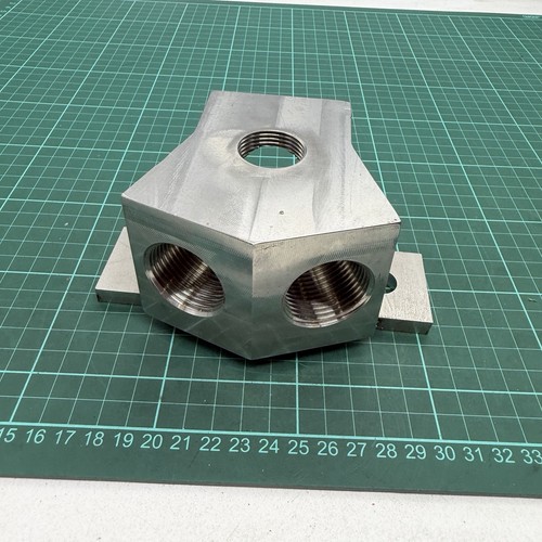 Hydraulic manifold block - hydraulic, y