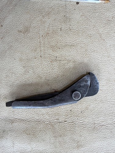 Footprint pipe wrench grips - pipe,