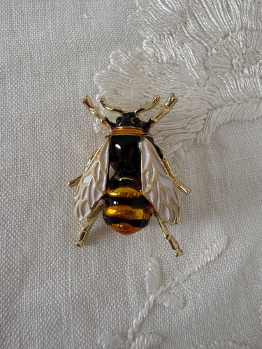 Stunning honey bumble bee - bumble,