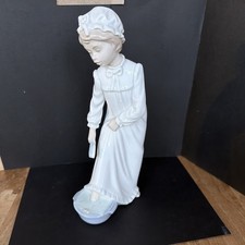 LLADRO NAO #0231 GIRL WASHING