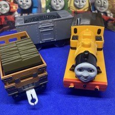 TOMY Trackmaster THOMAS THE TANK Engine DUNCAN 2006 Train with carriages 