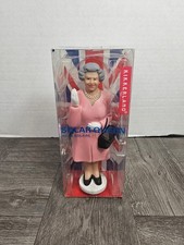 Solar Powered Waving Queen Elizabeth II Novelty Kikkerland Pink NEW IN BOX
