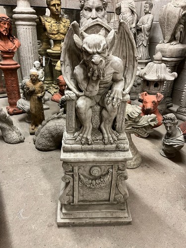 King gargoyle pedestal - on,