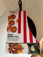 TGI Fridays Fajita Sizzling Plate Cast Iron with Wooden Base New In Box