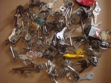 JOB LOT VINTAGE ANTIQUE KEYS