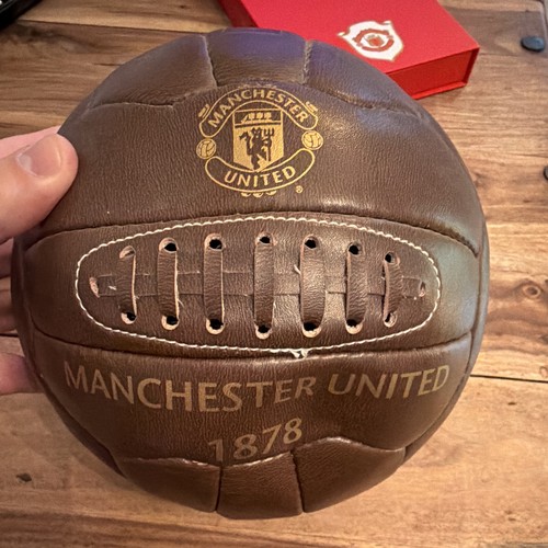 Manchester united football pin - united,