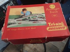 Tri-ang Railways (OO)  R1X passenger train set.