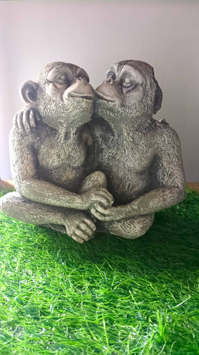 Kissing monkey concrete garden - monkey,