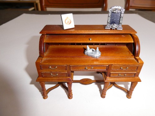 Queen mary dolls house - queen,