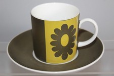SUSIE COOPER WEDGWOOD CARNABY DAISY CUP & SAUCER  DARK GREEN & YELLOW