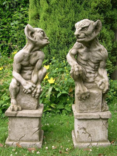 Gargoyles plinths stone - on,