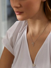 beautiful 18ct White Gold with