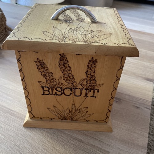 Biscuit box wood with - biscuit, wood.