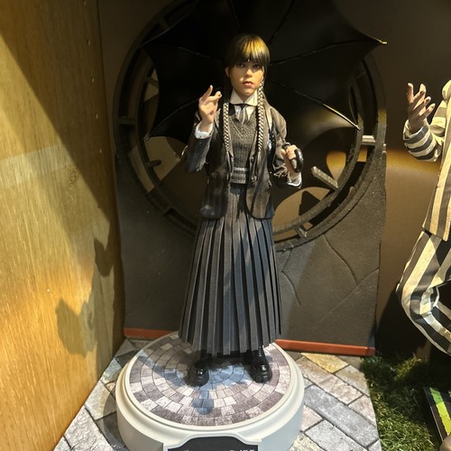 Hot toys wednesday addams - toys,