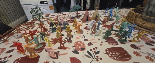 Plastic cowboys indians - plastic,