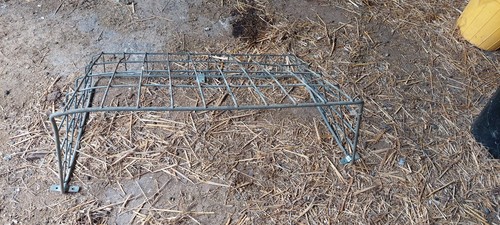 Galvanised steel hay rack - ,