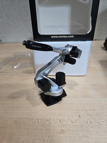 Comau robot manipulator - 1:10,