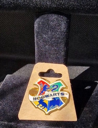 Hogwarts crest pin badge - pin,