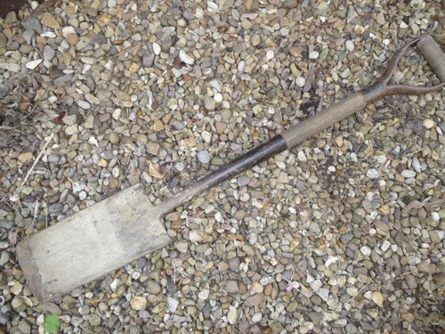 Trenching post drinage - post, spade
