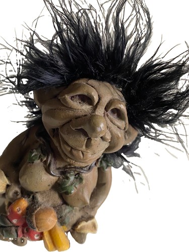 Nyform troll woman - woman, less