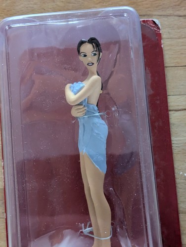 New box lara croft figurine - box,