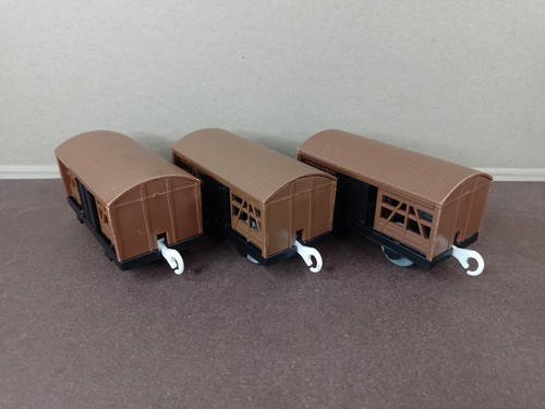 Three cattle wagons tomy - cattle,