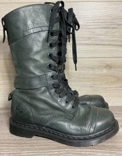 Dr Martens Women 9 Triumph