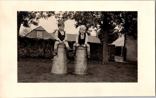Old photo small boys - b&w,