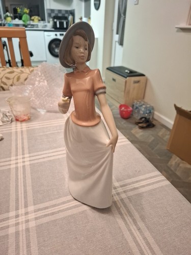 Nao lladro loves me girl - nao,