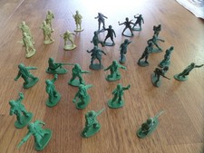 30 x Vintage Plastic Soldiers