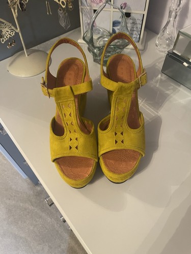 Chie mihara size mustard - 38,